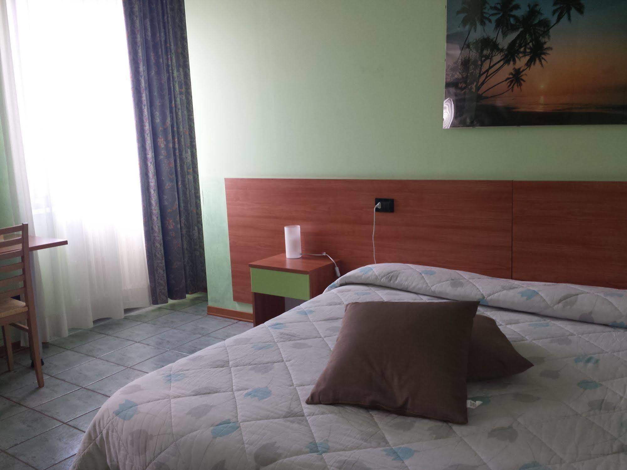 Hotel Stazione Паратіко Екстер'єр фото